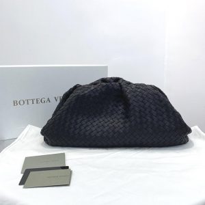 BOTTEGA VENETA THE POUCH 20 IN INTRECCIATO NAPPA <br>보테가 베네타 파우치