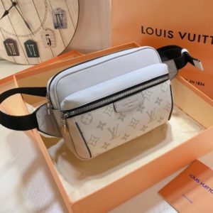 LOUIS VUITTON OUTDOOR BELT BAG<br>루이비통 아웃도어 벨트백<br>[21x17x5cm 이태리가죽]