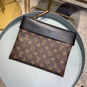 LOUIS VUITTON POCHE TUILERIES CLUTCH<br>루이비통 포쉐트 튈르리 클러치<br>[20x26cm 이태리가죽]