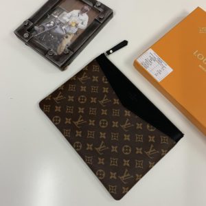 LOUIS VUITTON DAILY CLUTCH<br>루이비통 데일리 클러치<br>[29.5x21cm 이태리가죽]