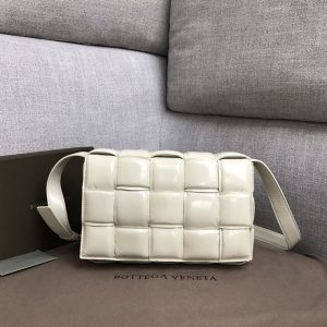 BOTTEGA VENETA PADDED CASSETTE BAG <br>보테가 베네타 패디드 카세트 백