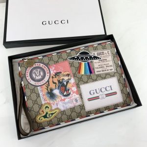 GUCCI COURRIER GG SUPREME POUCH<br>구찌 쿠리에 GG 파우치<br>[30.5x21cm]