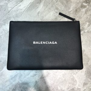 BALENCIAGA LEATHER LOGO CLUTCH <br>발렌시아가 레더 로고 클러치