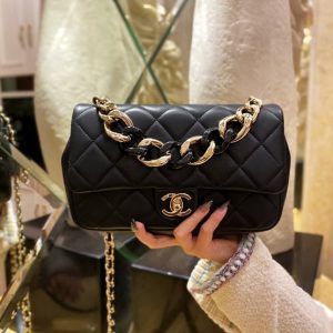 CHANEL CLASSIC FLAP BAG<br>샤넬 클래식 플랩 백<br>[24x16x6cm 프랑스양가죽]