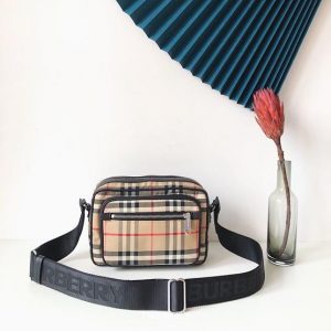 BURBERRY LEATHER CROSS BAG <br>버버리 크로스백