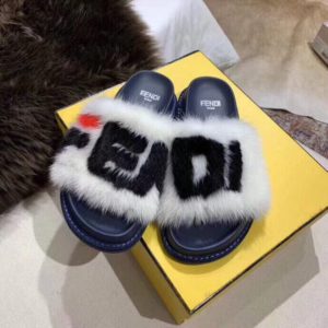 FENDI MANIA MINK FUR SLIPPER<br>펜디 마니아 밍크 퍼 슬리퍼<br><i>35-40 SIZE</i>