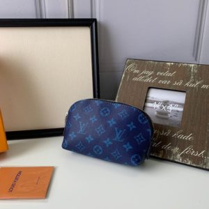 LOUIS VUITTON MONOGRAM POUCH<br>루이비통 모노그램 파우치<br><i>17X12X6cm</i>