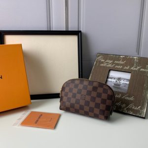 LOUIS VUITTON MONOGRAM POUCH<br>루이비통 모노그램 파우치<br><i>17X12X6cm</i>