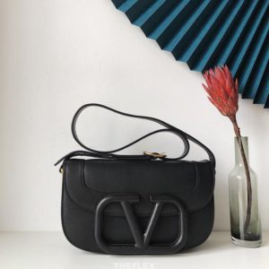 VALENTINO SUPERVEE CROSSBODY BAG<br>발렌티노 슈퍼비 크러스바디 백<br><i>26.5x15x9cm 이태리가죽</i>