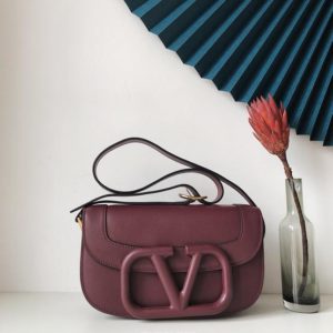 VALENTINO SUPERVEE CROSSBODY BAG<br>발렌티노 슈퍼비 크러스바디 백<br><i>26.5x15x9cm 이태리가죽</i>