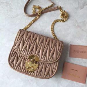 MIUMIU MATELASSE CROSSBAG<br>미우미우 마테라쎄 크로스백<br>[19x16x7cm]