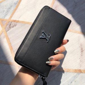 LOUIS VUITTON LOCK ME ZIPPY WALLET<br>루이비통 락미 지퍼 지갑<br><i>19.5x10x2.5cm 이태리가죽</i>