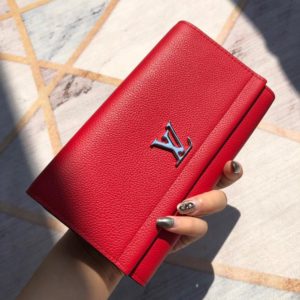 LOUIS VUITTON LOCK ME WALLET<br>루이비통 락미 장지갑<br><i>19.5x10cm 이태리가죽</i>