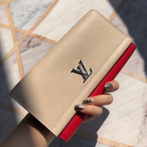 LOUIS VUITTON LOCK ME WALLET<br>루이비통 락미 장지갑<br><i>19.5x10cm 이태리가죽</i>