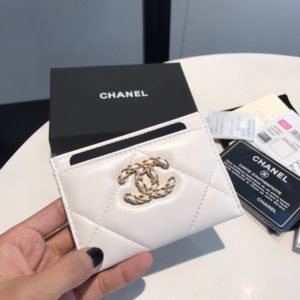 CHANEL 19 FLAP CARD CASE<br>샤넬 19 플랩 카드 케이스<br><i>11×7.5cm 이태리산양가죽</i>