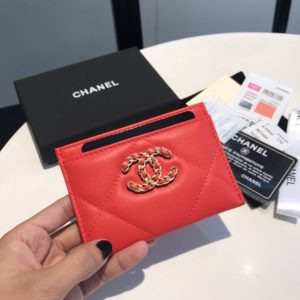 CHANEL 19 FLAP CARD CASE<br>샤넬 19 플랩 카드 케이스<br><i>11×7.5cm 이태리산양가죽</i>