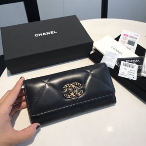 CHANEL 19 FLAP WALLET<br>샤넬 19 플랩 지갑<br><i>16.5x9cm 이태리산양가죽</i>