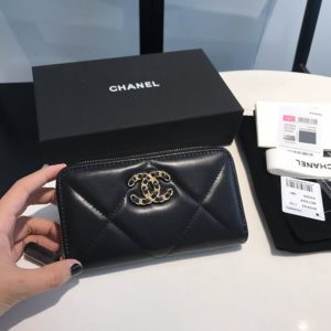 CHANEL 19 FLAP ZIPPER WALLET<br>샤넬 19 플랩 지퍼지갑<br><i>16.5x9cm 이태리산양가죽</i>