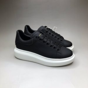 ALEXANDER MCQUEEN OVERSIZED SNEAKERS<br>알렉산더 맥퀸 오버솔 스니커즈<br><i>35-44 SIZE 최상급</i>