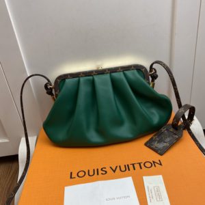 LOUIS VUITTON BOURSICOT CROSS BAG<br>루이비통 볼시콧 크로스백<br>[26x17x3.5cm]