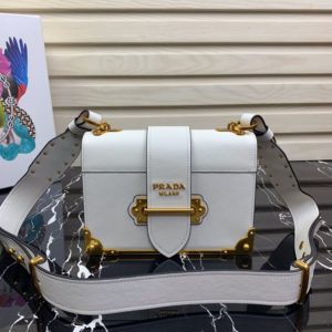 PRADA SAFFIANO CAHIER SHOULDER BAG<br>프라다 사피아노 카이에 숄더 백<br>[20x14x8.5cm 사피아노가죽]