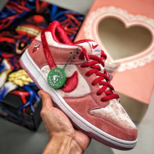 NIKE SB Dunk Low X StrangeLove<br>나이키 SB 덩크 X 스트레인지러브<br><i>남여공용 36-45 SIZE 최상급</i>