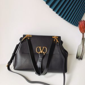 VALENTINO VLING CROSSBODY BAG<br>발렌티노 VRING 크로스바디 백<br><i>28x22x11cm 이태리가죽</i>