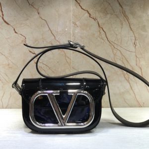 VALENTINO SUPERVEE CROSSBODY BAG<br>발렌티노 슈퍼비 크러스바디 백<br><i>18×12.5×7.5cm 이태리가죽</i>