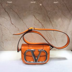 VALENTINO SUPERVEE CROSSBODY BAG<br>발렌티노 슈퍼비 크러스바디 백<br><i>18×12.5×7.5cm 이태리가죽</i>