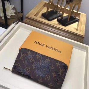 LOUIS VUITTON MONOGRAM ZIPPY<br>루이비통 모노그램 지피 장지갑<br><i>19x10cm</i>