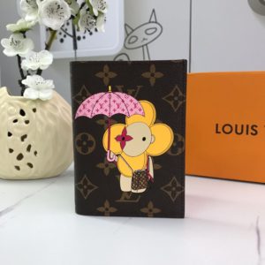 LOUIS VUITTON PASSPORT COVER<br>루이비통 여권 케이스<br><i>14x10cm</i>