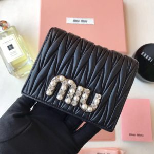 MIUMIU MATELASSE WALLET<br>미우미우 마테라쎄 진주로고 반지갑<br><i>11x3cm</i>