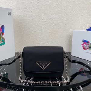 PRADA NYLON AND LEATHER SHOULDER BAG 프라다 나일론 및 가죽 숄더백