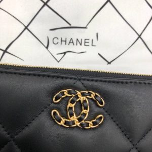 CHANEL 19 CLUTCH <br>샤넬 19 클러치