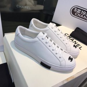 CHANEL VINTAGE SNEAKERS<br>샤넬 빈티지 스니커즈<br><i>35-39 SIZE 이태리가죽</i>