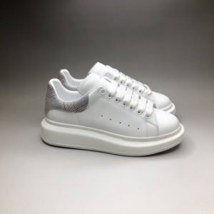 ALEXANDER MCQUEEN OVERSIZED SNEAKERS<br>알렉산더 맥퀸 오버솔 스니커즈<br><i>35-44 SIZE 최상급</i>