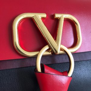 VALENTINO VLING SHOULDER BAG<br>발렌티노 VRING 숄더백<br><i>24x19x16/28x24x22cm이태리가죽</i>