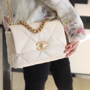 CHANEL 19 FLAP BAG 샤넬 19 핸드백 플랩 백[베이지][S사이즈]