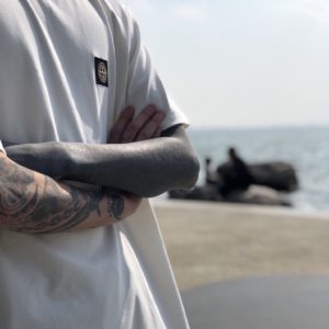 [STONE ISLAND] 스톤아일랜드 클래식 스몰 로고 자수 반팔 티셔츠