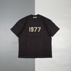 [FEAR OF GOD] 피어오브갓 FOG ESSENTIALS 1977 프린트 반팔 티셔츠