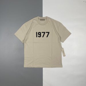 [FEAR OF GOD] 피어오브갓 FOG ESSENTIALS 1977 프린트 반팔 티셔츠