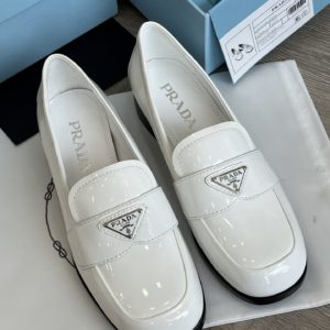 [PRADA] 프라다 Prada Triangle Logo Loafers 에나멜 여성 로퍼
