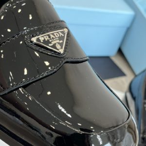 [PRADA] 프라다 Prada Triangle Logo Loafers 에나멜 여성 로퍼
